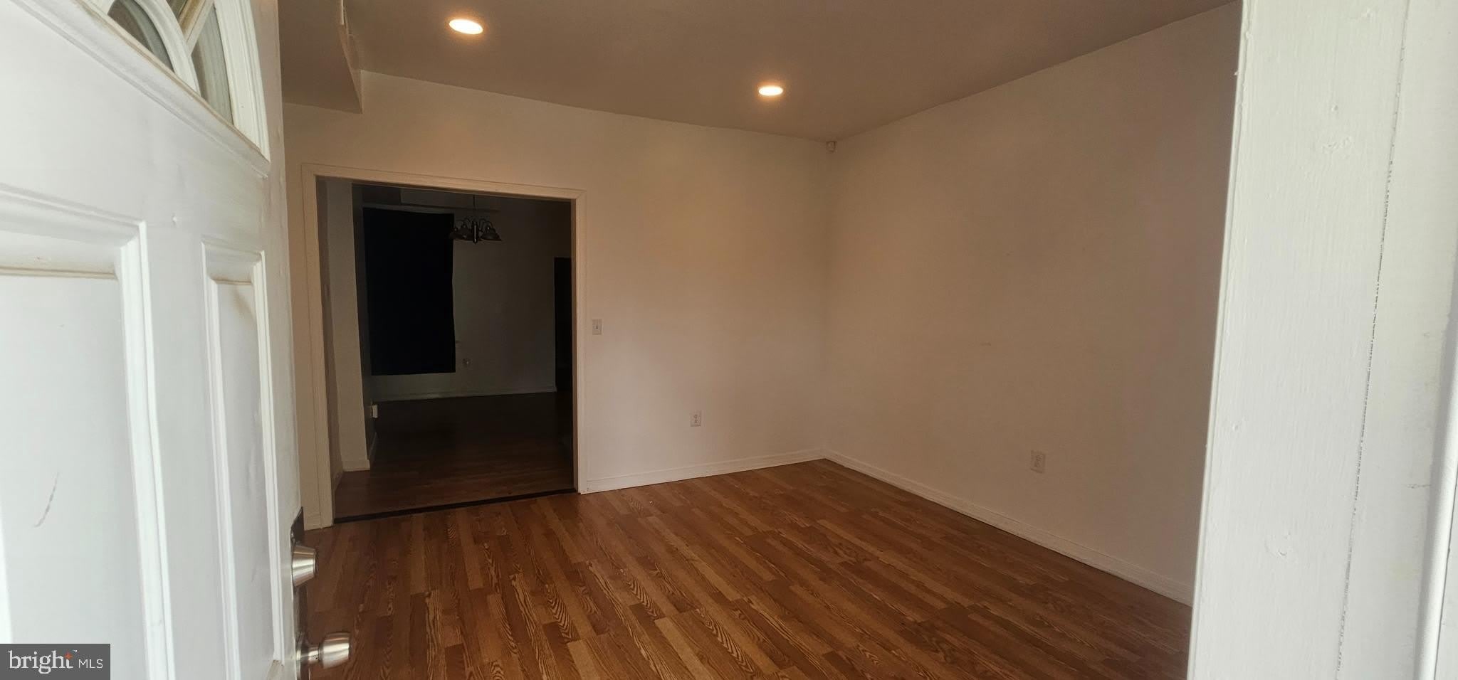 2548 OSWEGO Avenue – photo 2