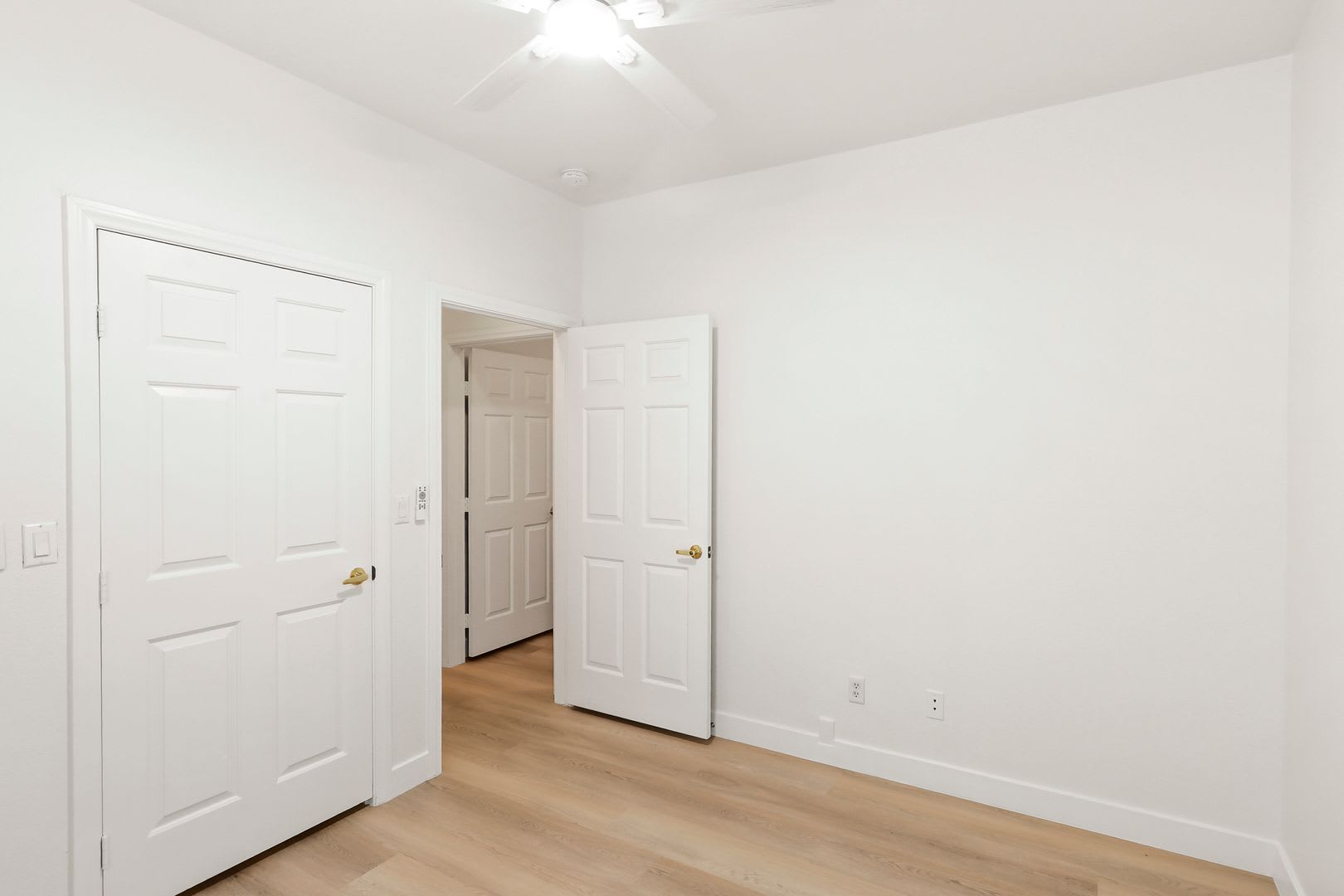 Beautiful 2 Bedroom Townhome In the Desirable Gated Terraces Of Seven Hills – photo 5