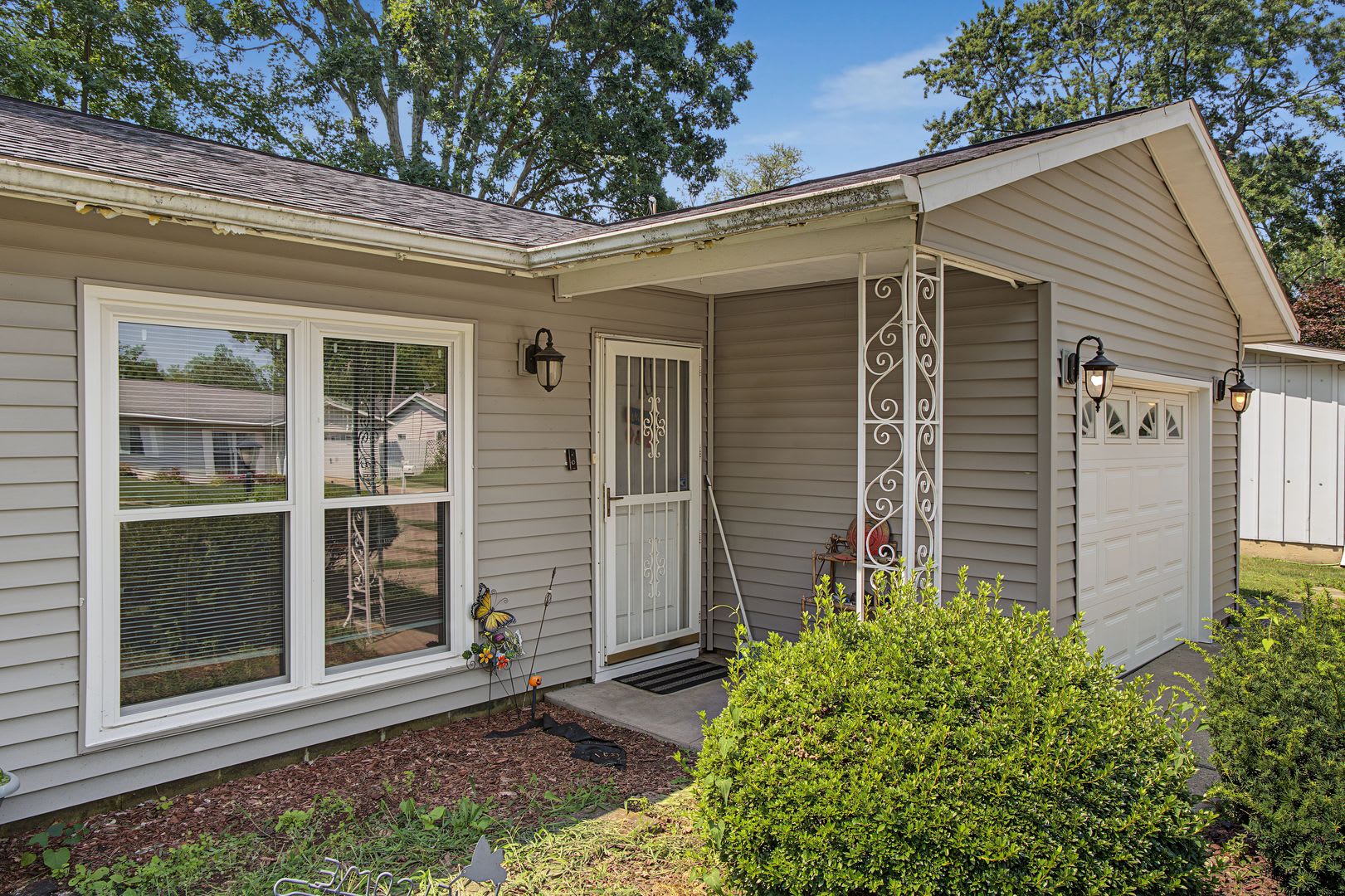 Charming 3-Bedroom Ranch with Attached Garage & Spacious Backyard in Southwest Champaign! – photo 1