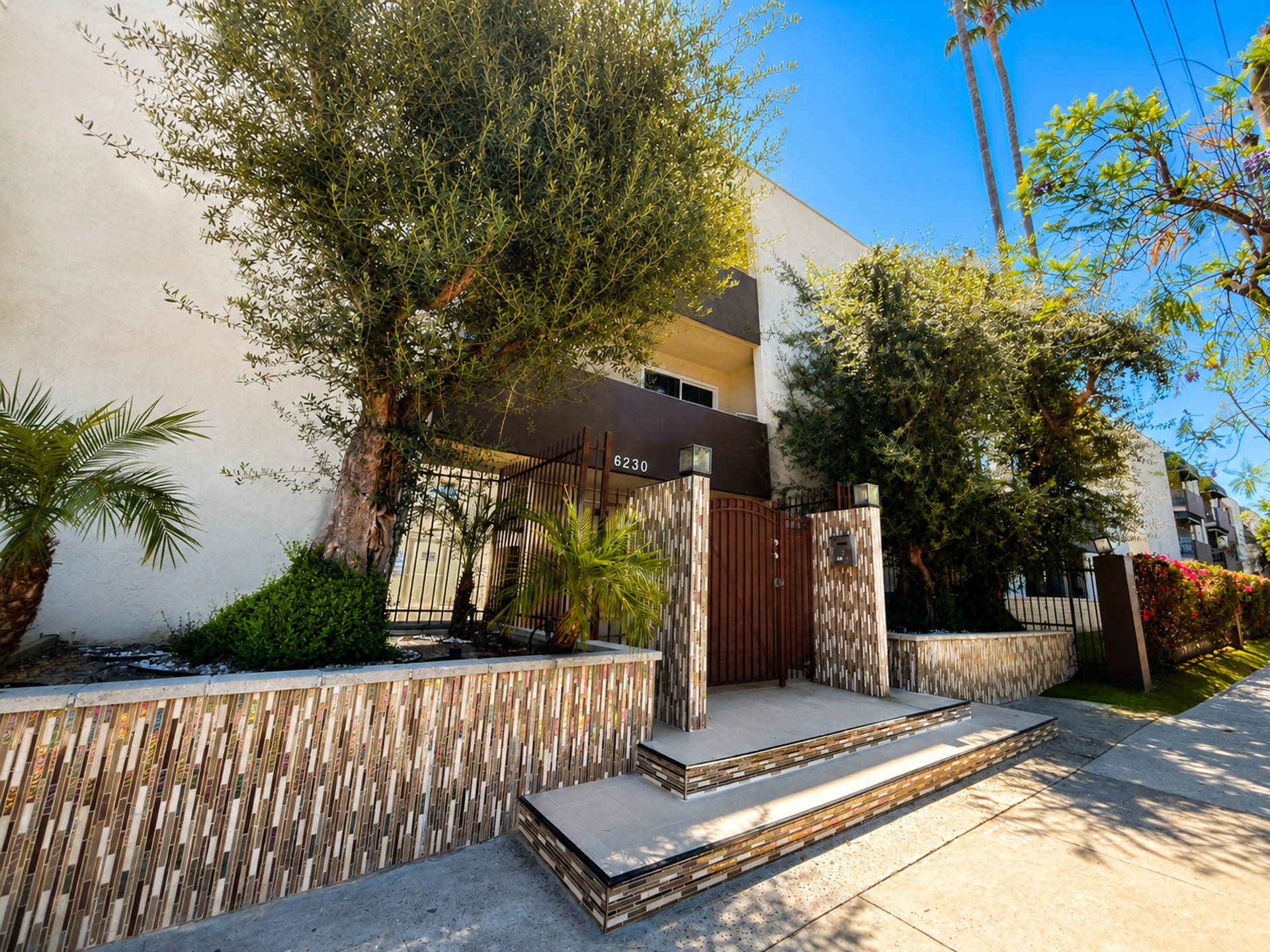 Tarzana Five Apartments – photo 2