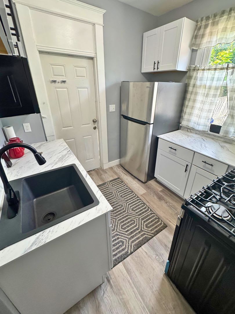 Charming and Spacious 4BR, 2BA Townhouse – photo 5