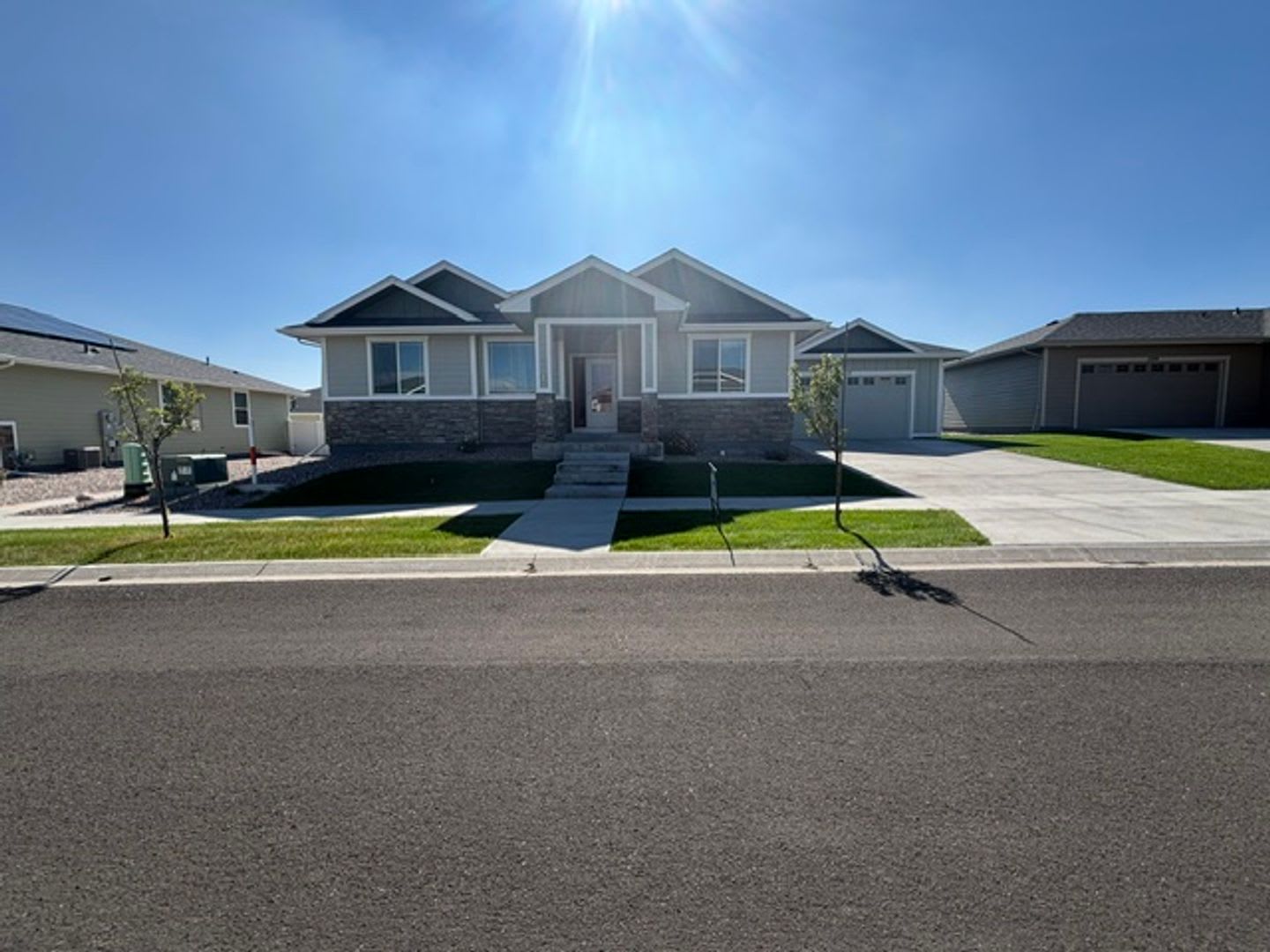 Beautiful 5 Bedroom, 3 Bath Executive Home in the Pointe! – photo 1