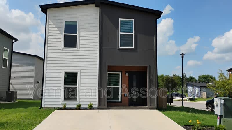 1100 Indiana Ave – photo 2