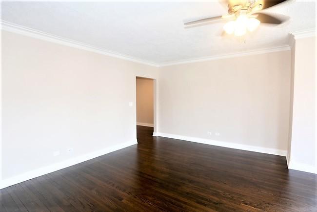 4447 N Rockwell – photo 2