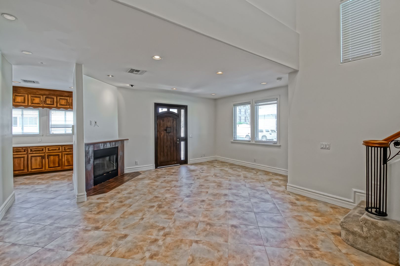 Spacious Bright Two Story Home W Front Yard Balcony 2 Car Garage Close To Shopping Freeway Access Rb Border Mins To Beach – photo 4