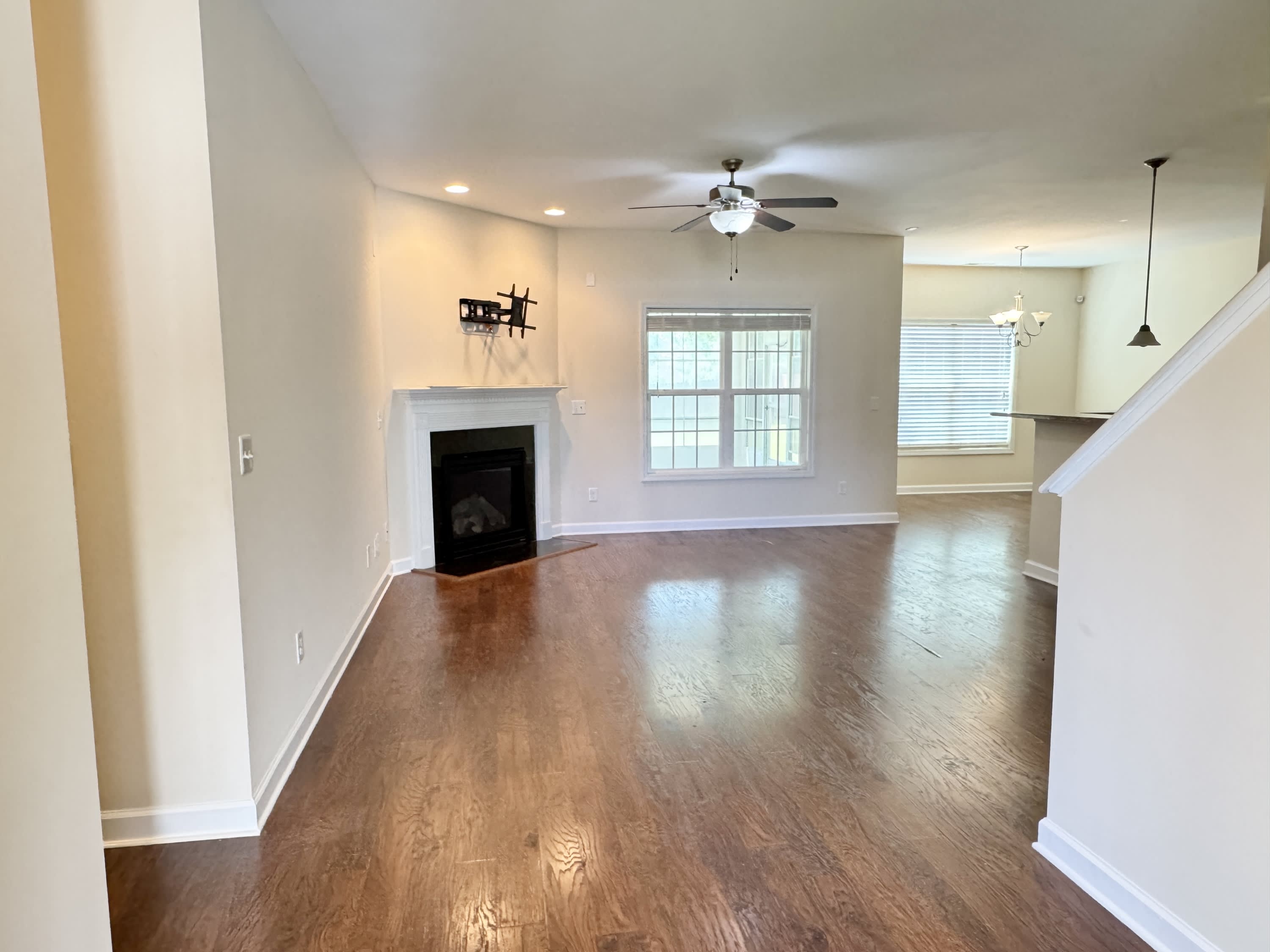 1012 Ronald Reagan Drive – photo 3