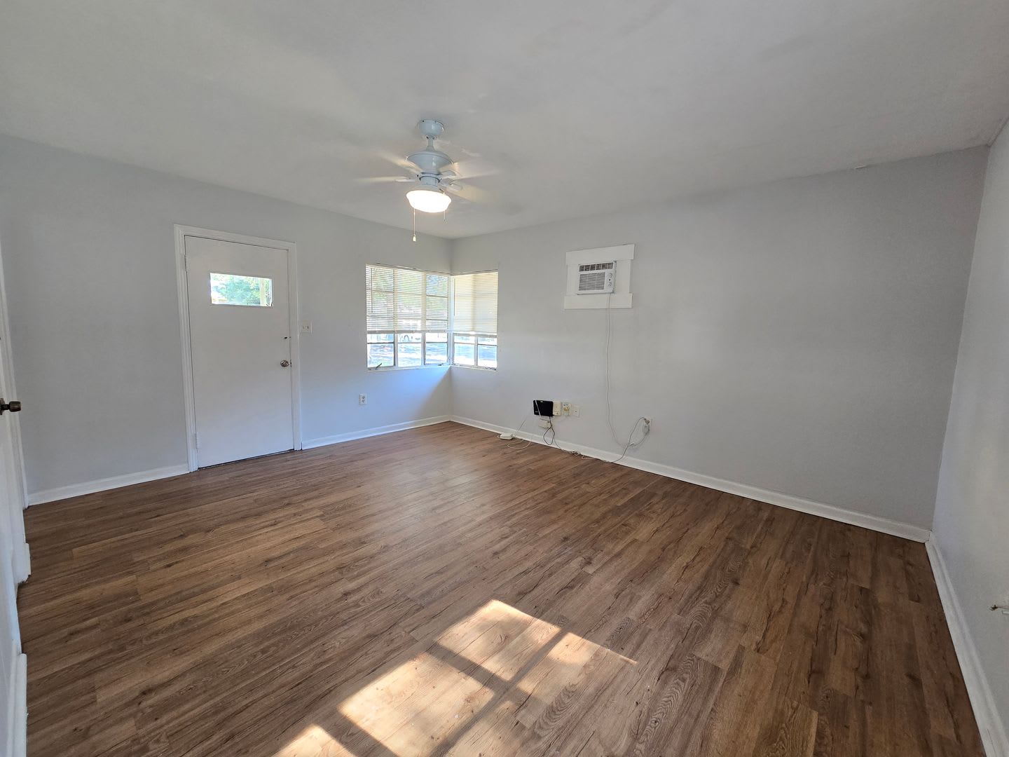 Cute Studio Duplex In Downtown Sarasota Available Now – photo 3