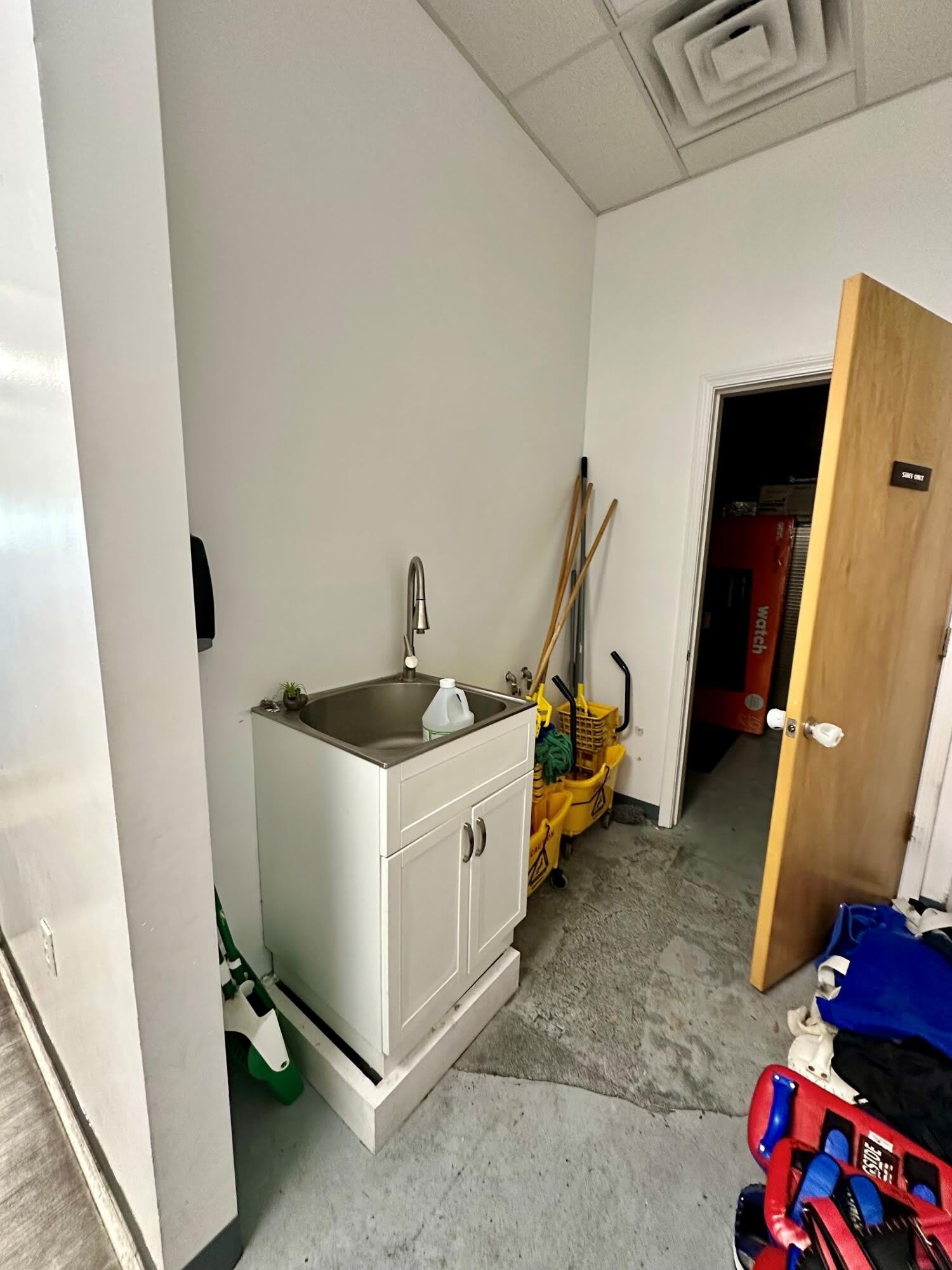 1039 E John Sims Parkway – photo 4
