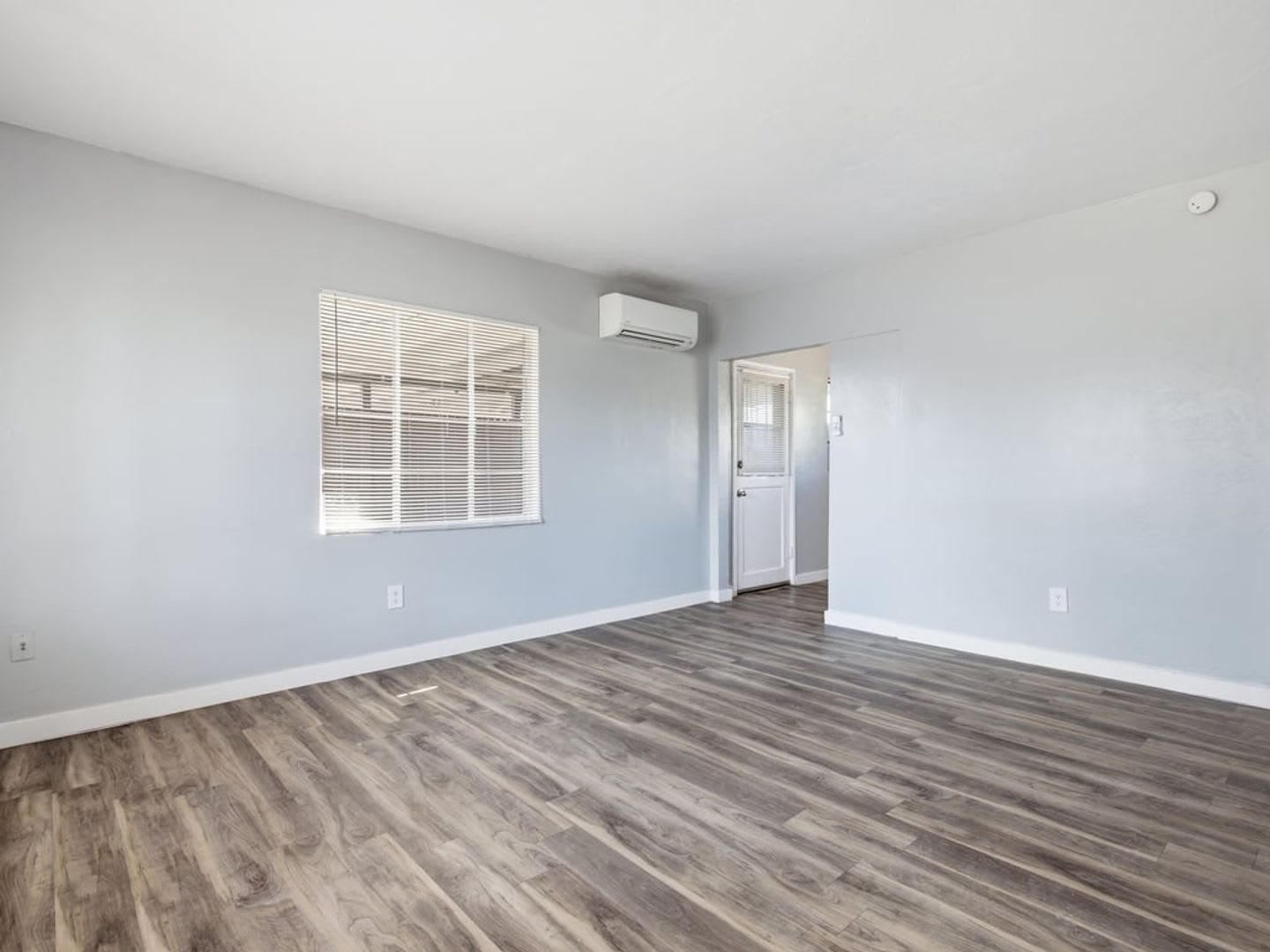 2 Bed 1 Bath with covered parking! – photo 3
