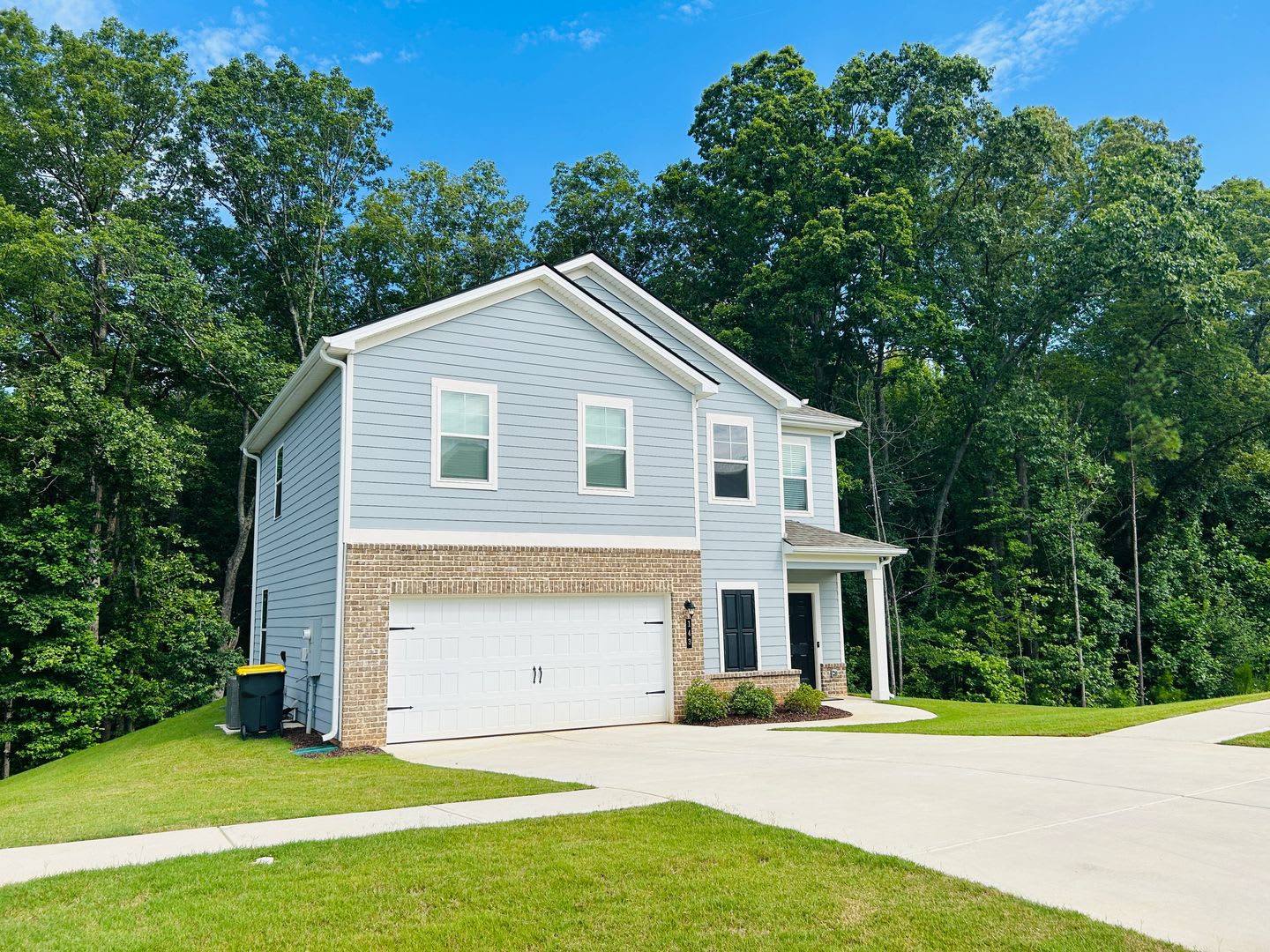 LIKE NEW! 3 bedroom, 2.5 bath home minutes from Downtown Newnan! Must see! – photo 3