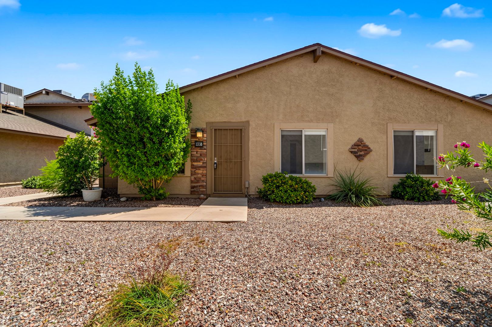 Well-Maintained 3-Bedroom Home Close to Shopping, Dining & Freeways! – photo 2