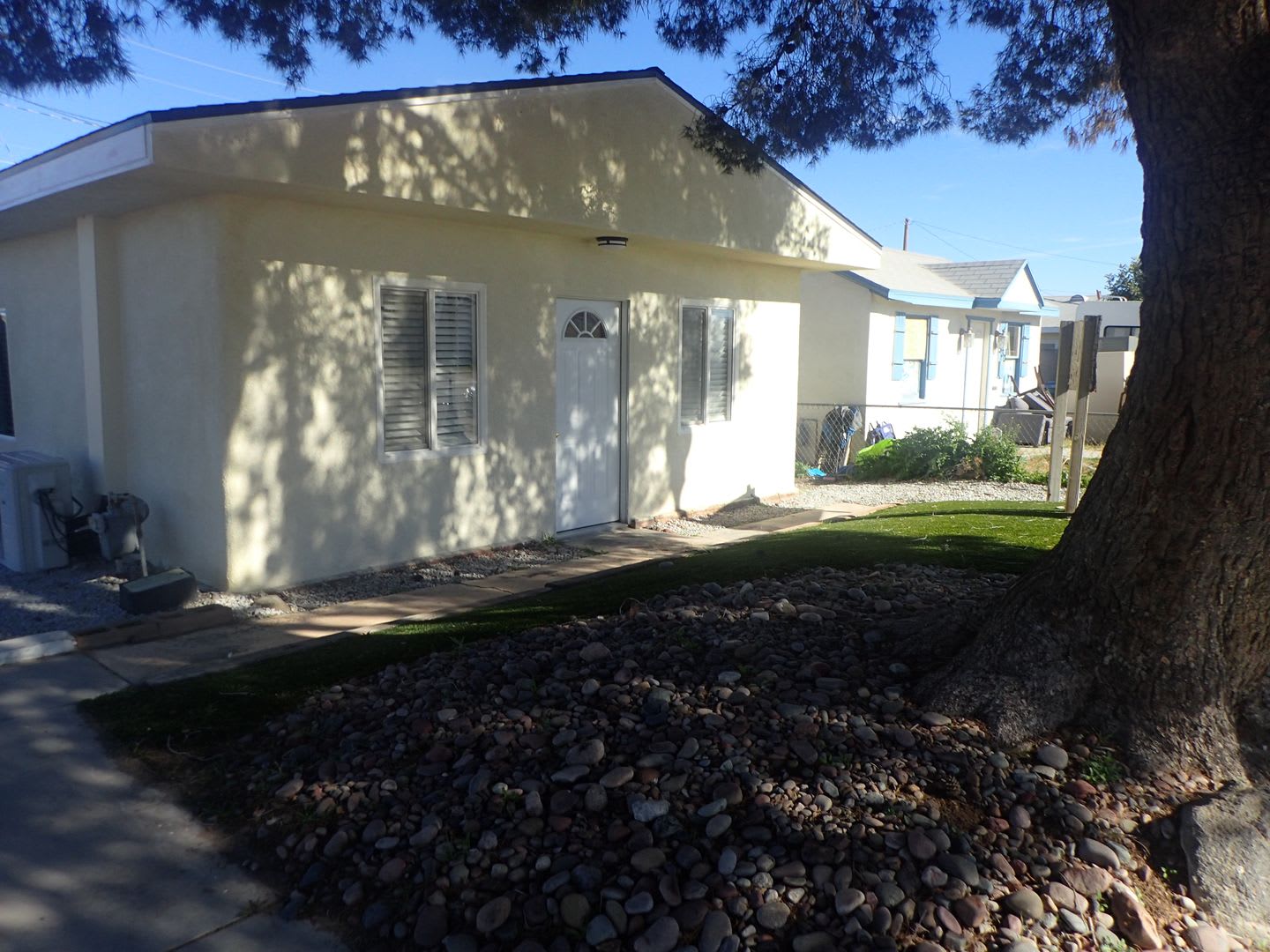 Newly Renovated Beautiful 1Bd 1Ba House Commercial Space – photo 1