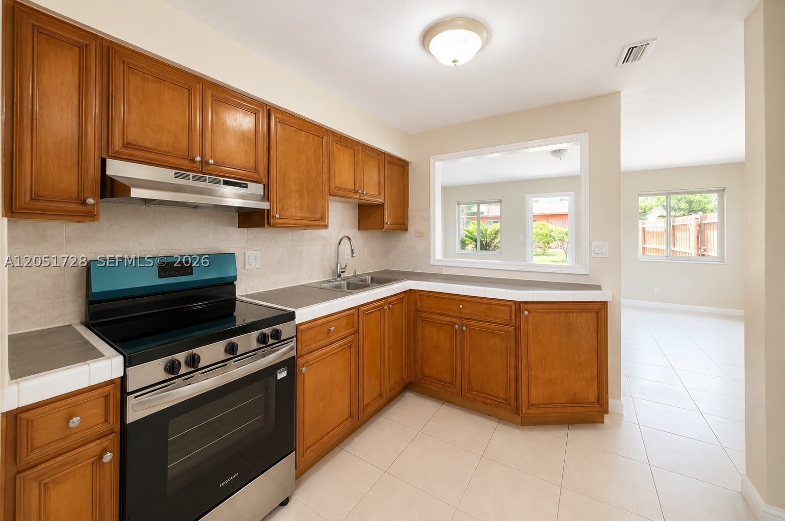700 NE 25th St – photo 1