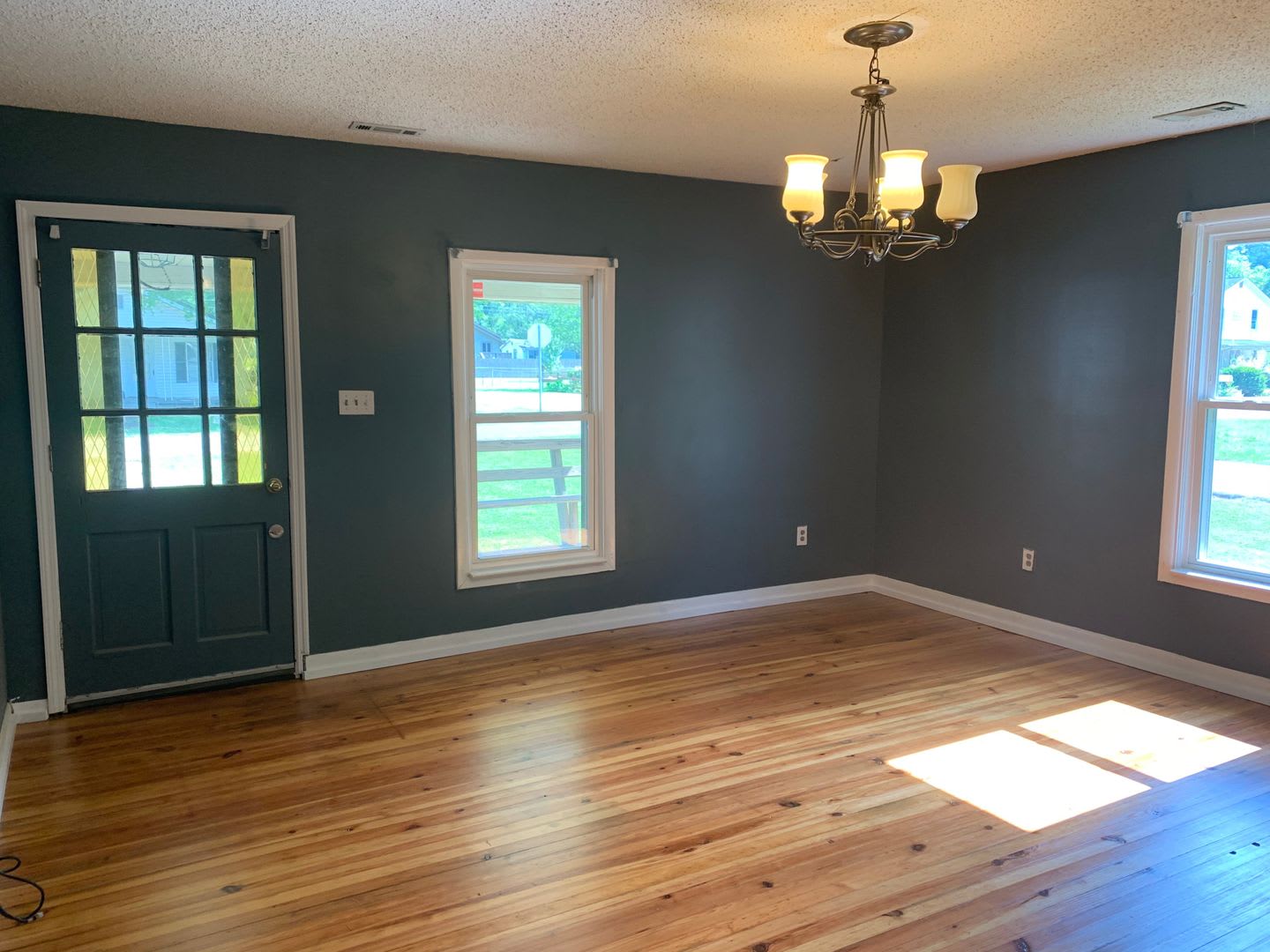 A quaint three bedroom one bath single family house in Five Points – photo 2