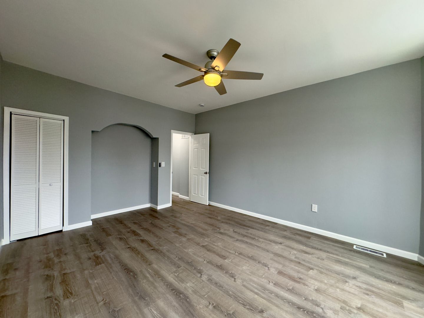 4-Bedroom Townhome W/Modern Amenities – photo 3