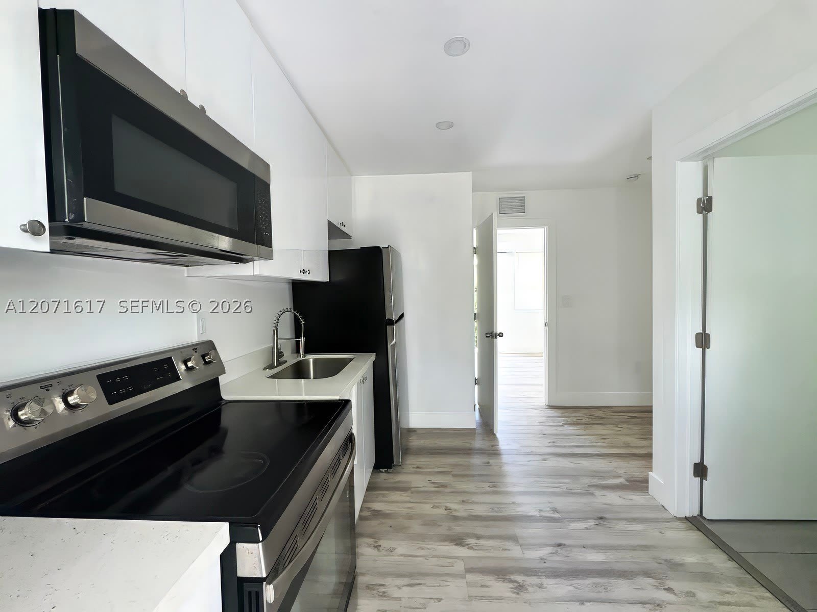 885 SW 29th Ave – photo 2