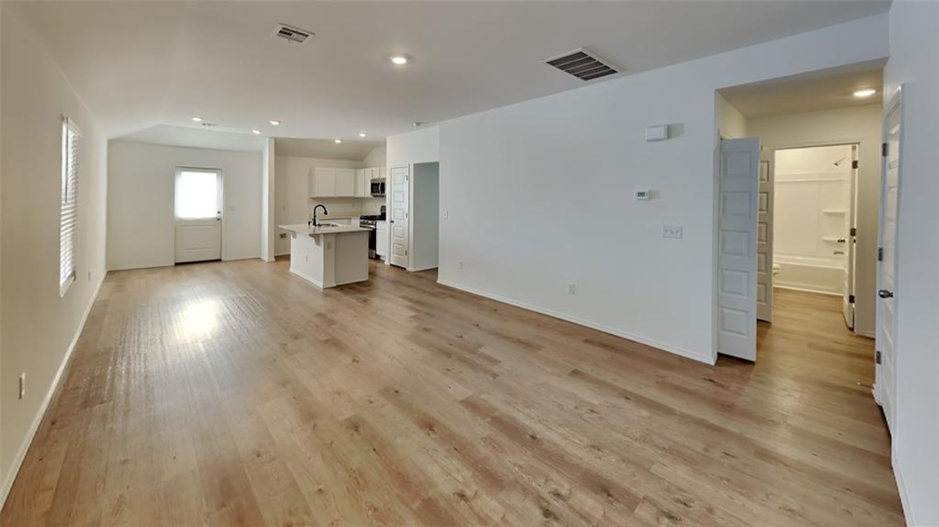 Brand New Luxurious And Spacious 3 Bedroom 2 Bathroom Yukon Public Schools – photo 4