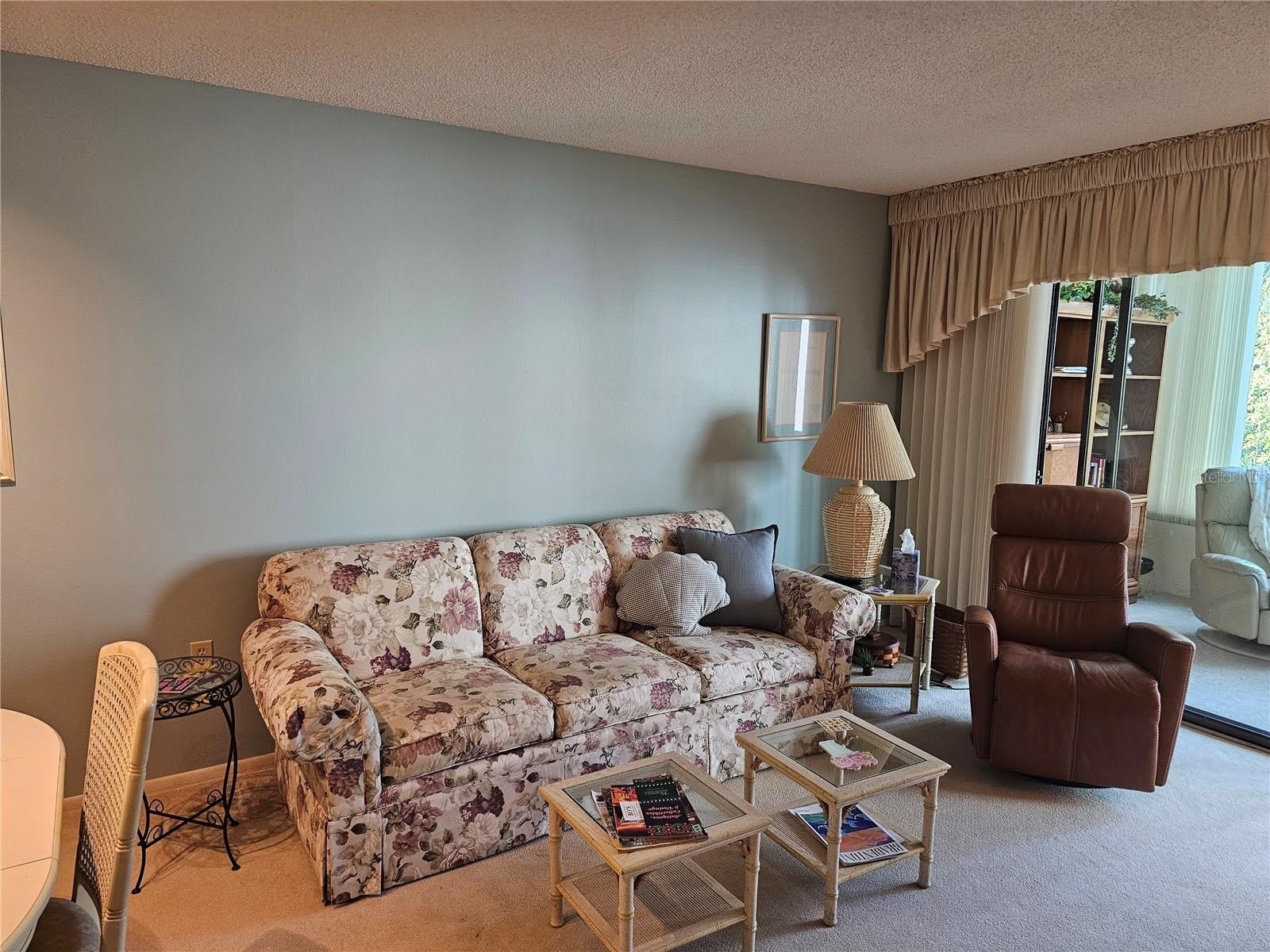 586 LAKESIDE Drive – photo 3