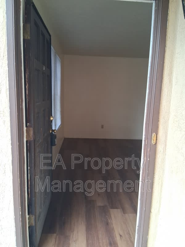 12200 Candelaria Rd NE – photo 4