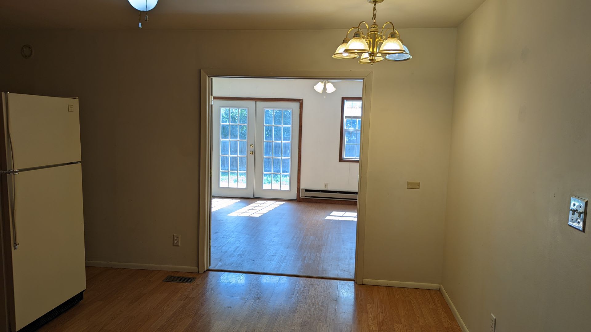 3 Bed 2 bath home located near shopping, schools, and parks – photo 4