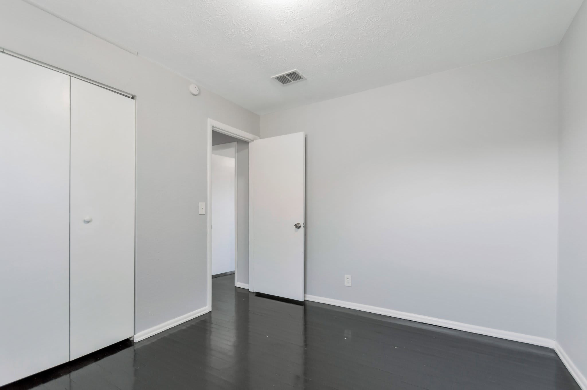 4543 Moncrief Road West – photo 4