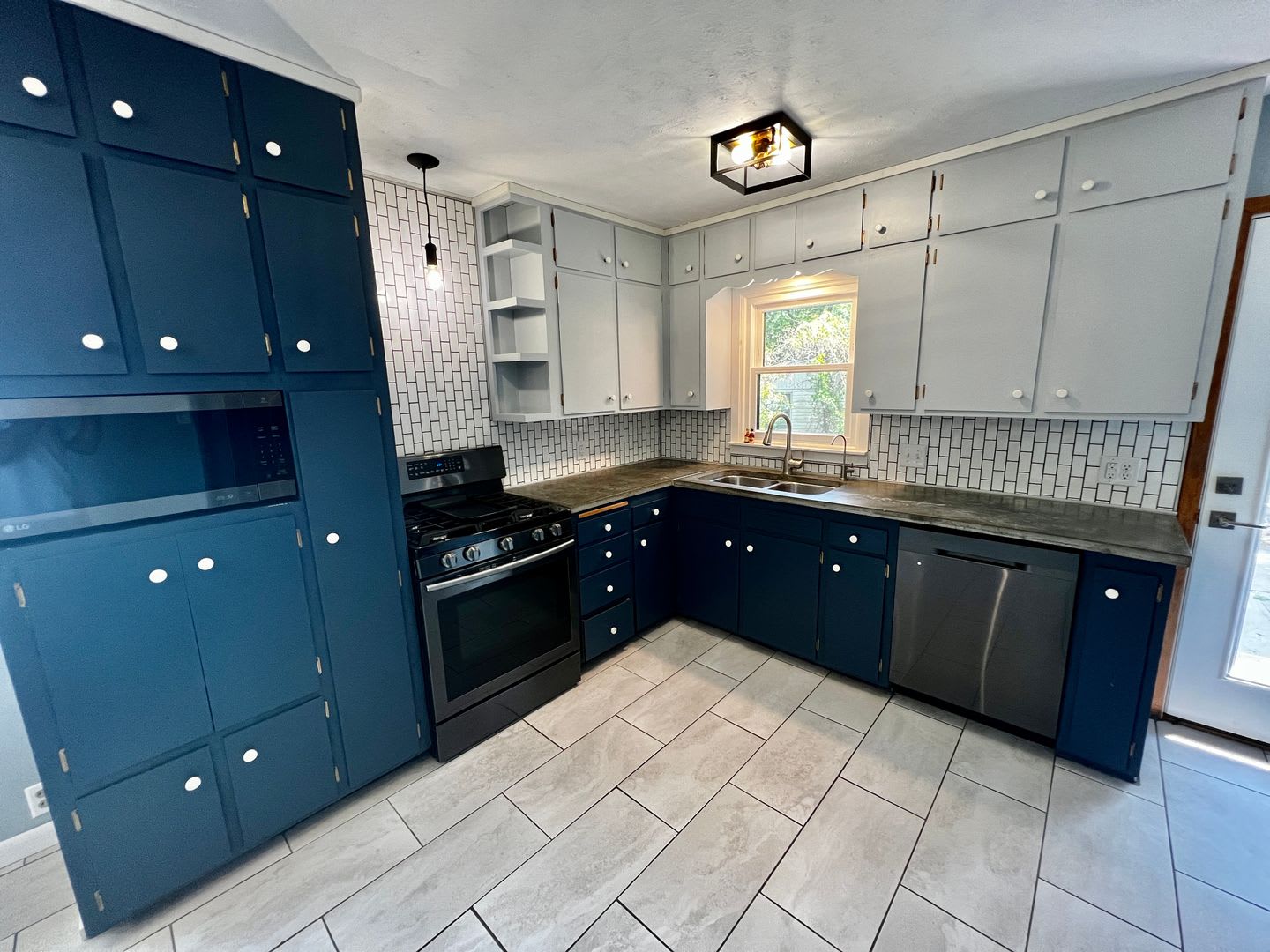 Updated 4 Bed 2 Bathroom House near East HyVee! – photo 1