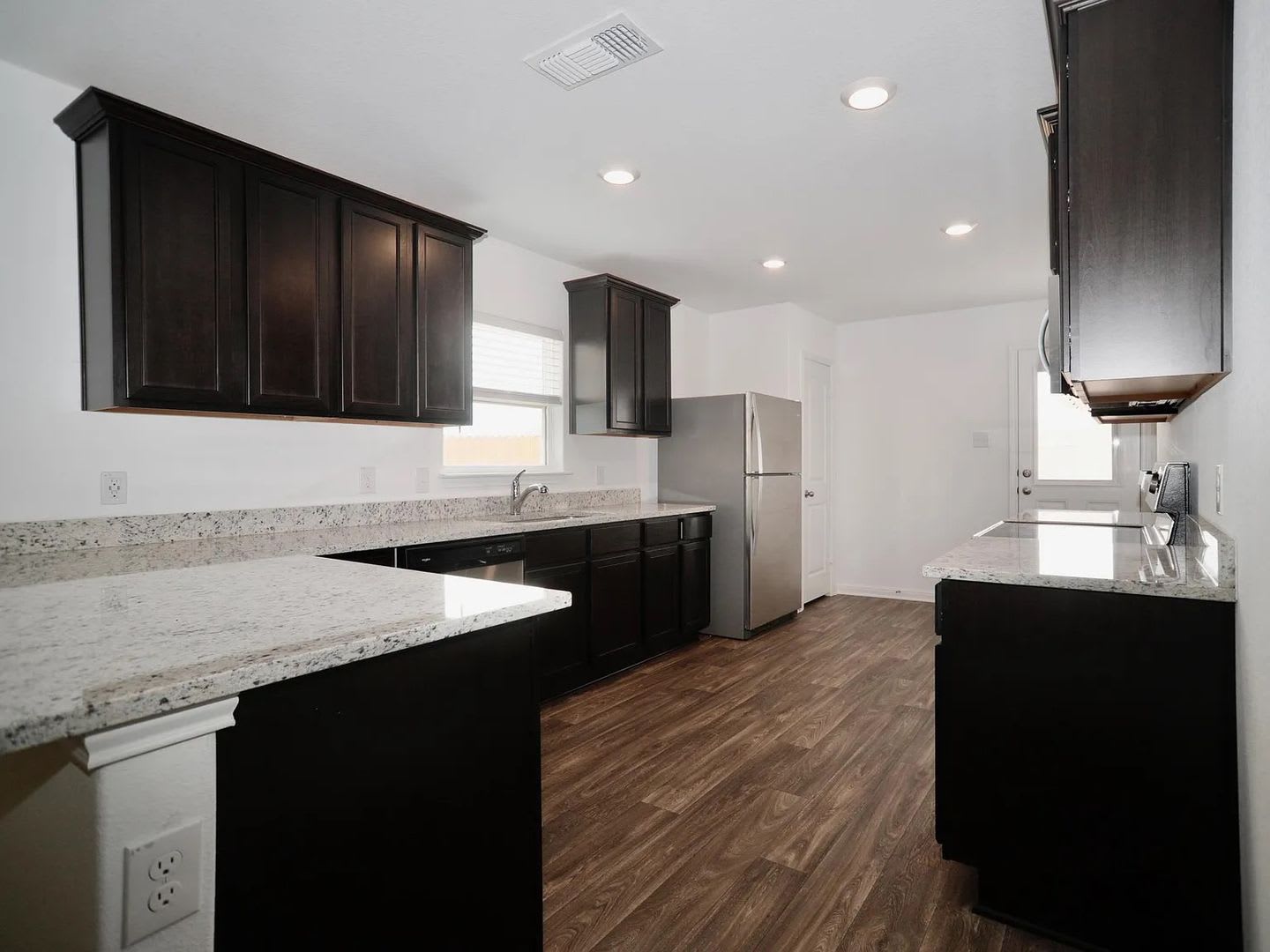 Spacious & Elegant One-Story Living in Stonebridge Crossing – photo 4