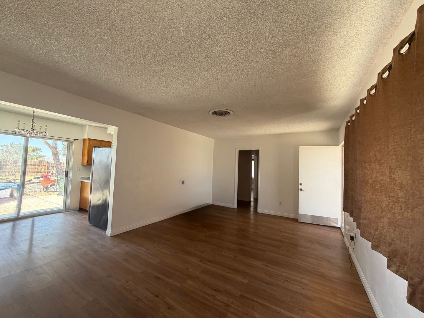 3 Bedroom 1 Bathroom House With Spacious Bedrooms And Fenced Backyard – photo 4
