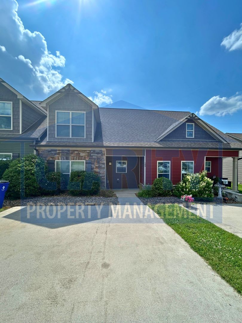 Like new, immaculate 3 bedroom townhome! – photo 1