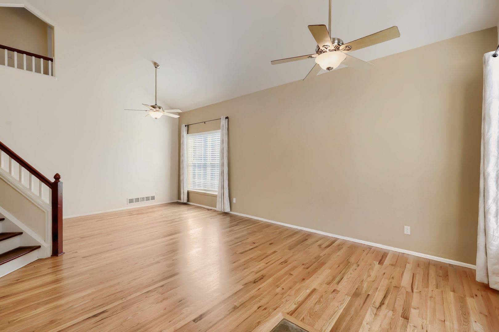 Evolve Real Estate: Meticulous Executive 4 Bedroom Up Plus Finished Basement Apartment Available NOW! – photo 3