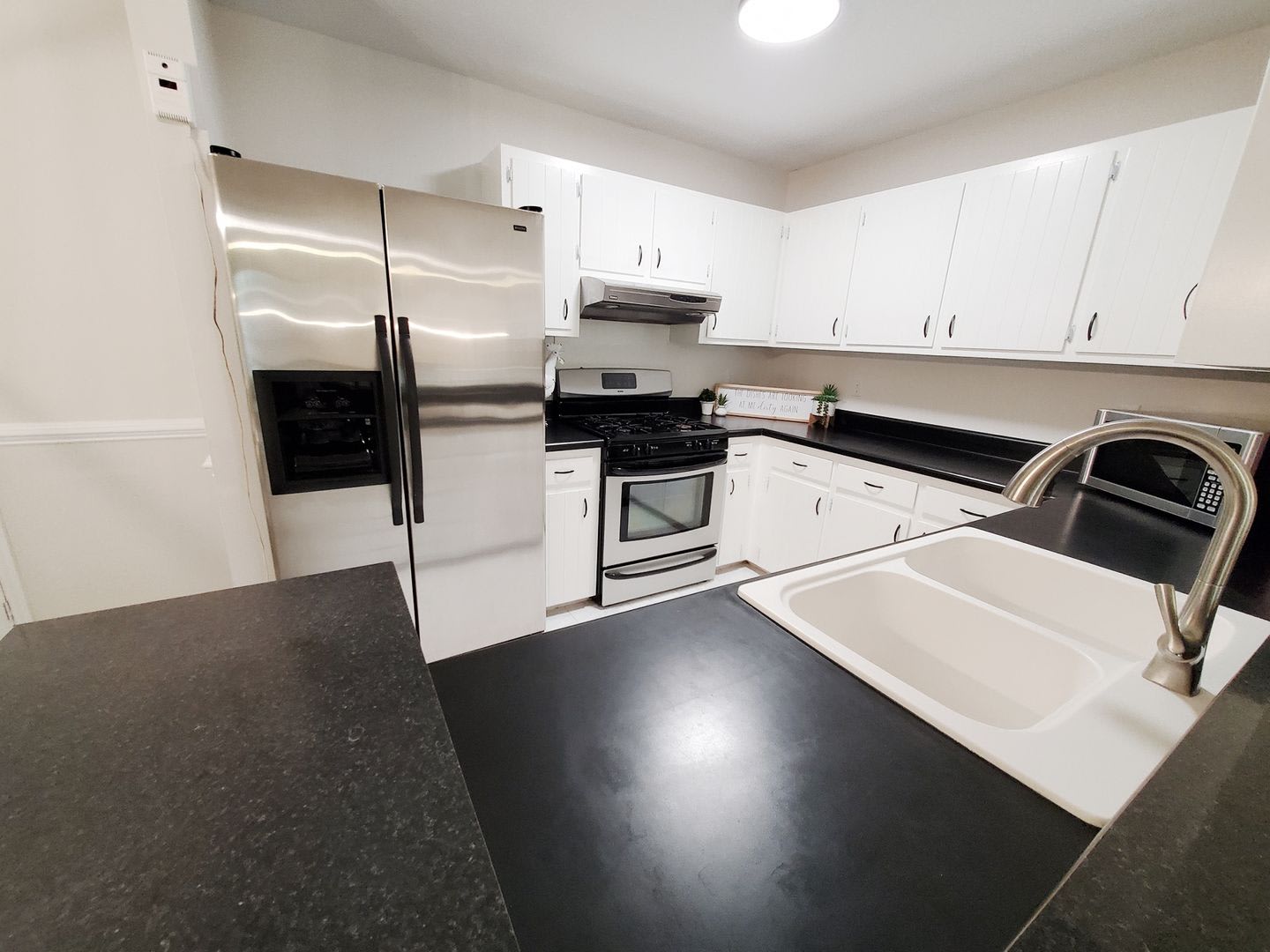 Room in 6 Bedroom Home at Henslowe Dr – photo 2