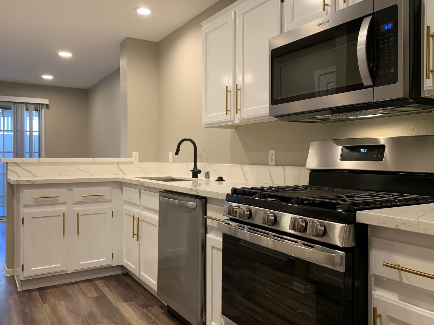 STUNNING REMODELED TOWNHOME — YOUR NEXT HOME JUST FOUND YOU! – photo 3