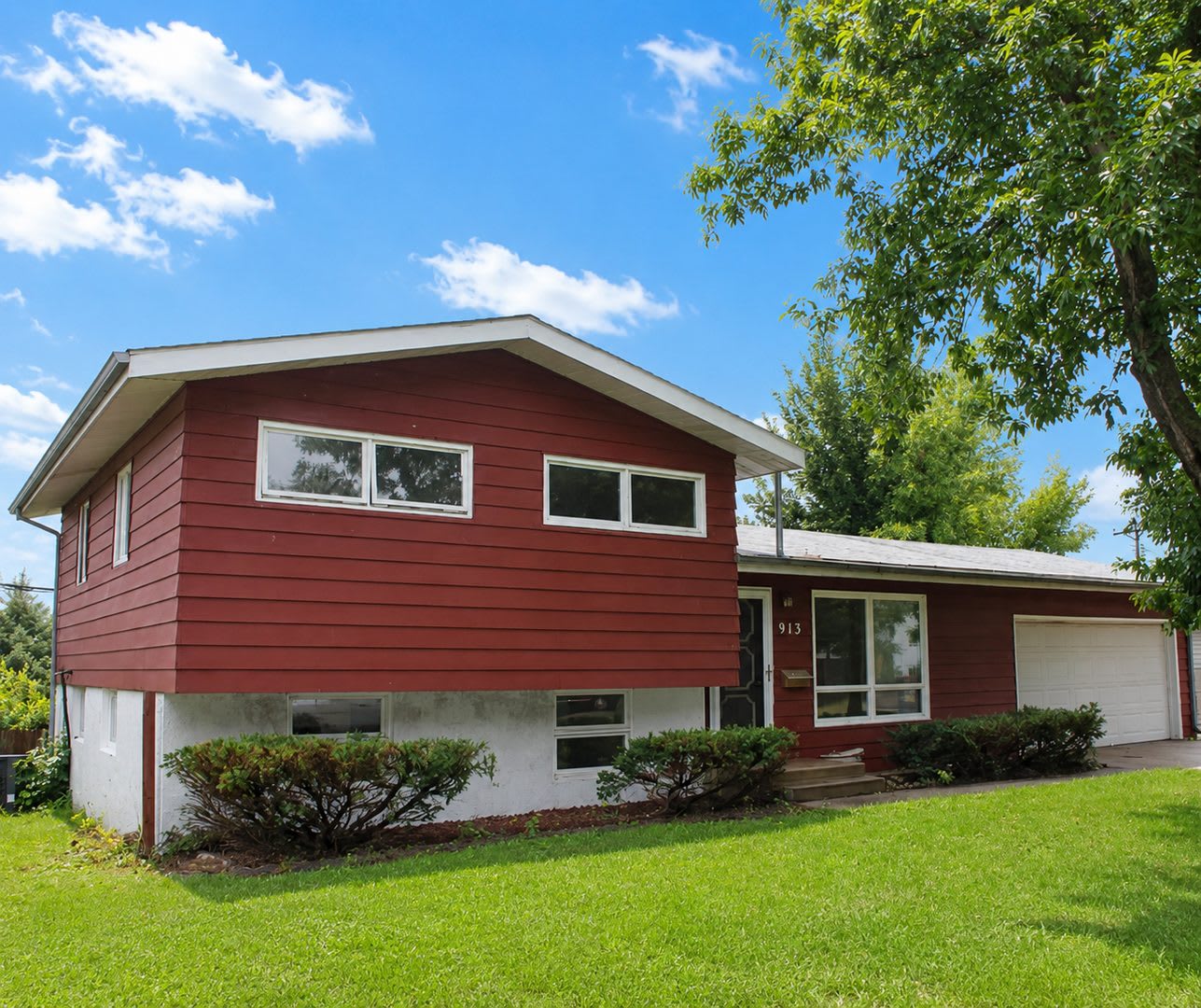 Updated 3 Bedroom Home Pet Friendly Prime Location – photo 3
