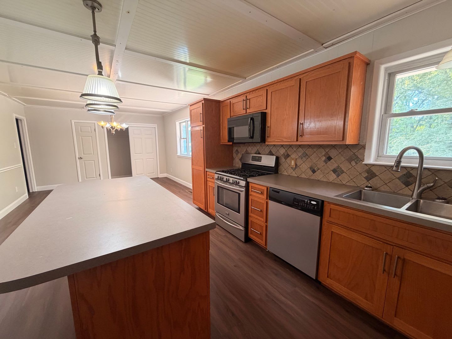 Discover this 3-bedroom, 2-bathroom home in Russellville, AR – photo 4