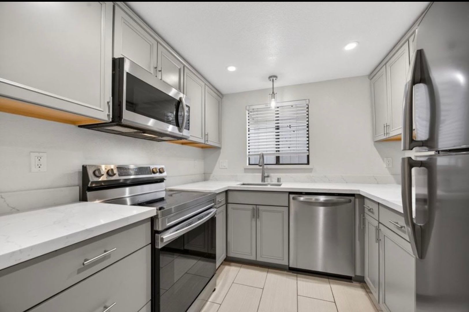 Stunning Upgraded 3-Bedroom Townhouse — 1,540 Sq. Ft. – photo 4