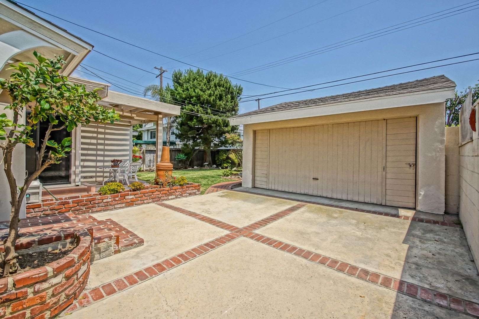 Charming Bright Spacious Hollyglen 3Br2Ba Den W Spacious Front Rear Yards Large Driveway Detached 2 Car Garage W Workshop – photo 4