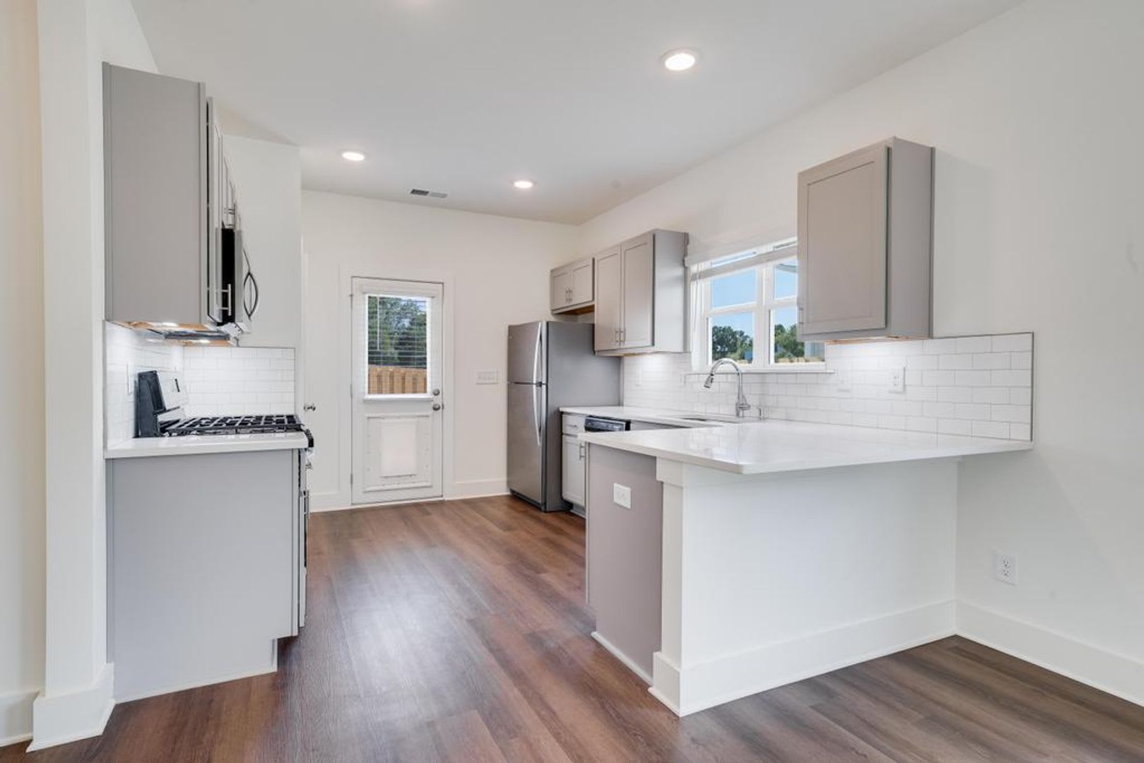 Self Tour This Home in Person with the Rently Tours App! – photo 4