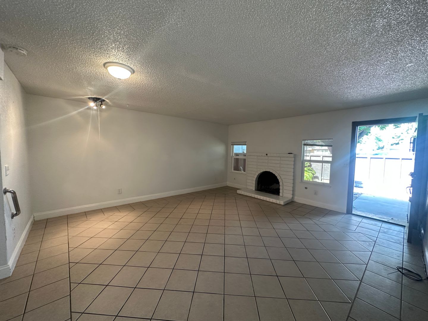 308 N Riverside Dr – photo 3