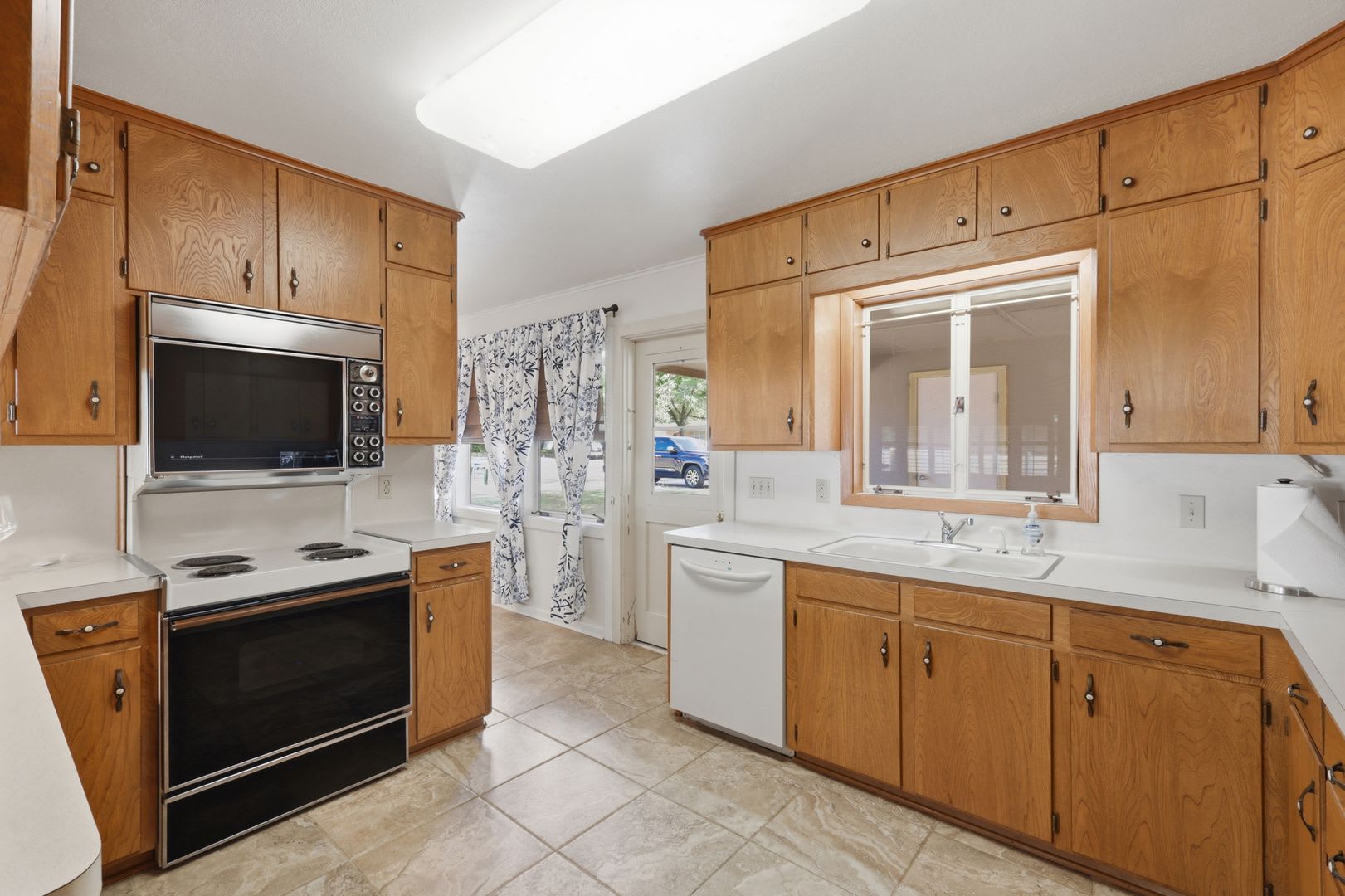 AVAILABLE NOW! Charming Mid-Century Gem Near TAMU — 3 Bed/2 Bath in Bryan – photo 5