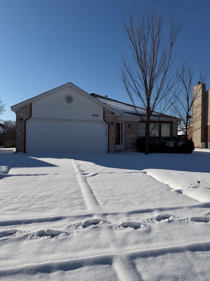 This charming single story 3 bedroom, 2 bath home with the convenience and an unbeatable location. – photo 1