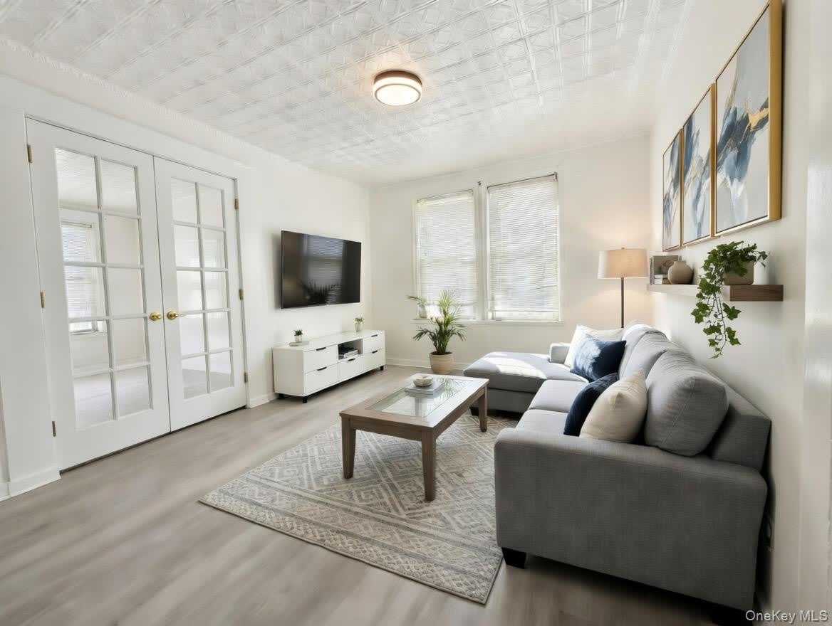 611 Saint Lawrence Avenue – photo 2
