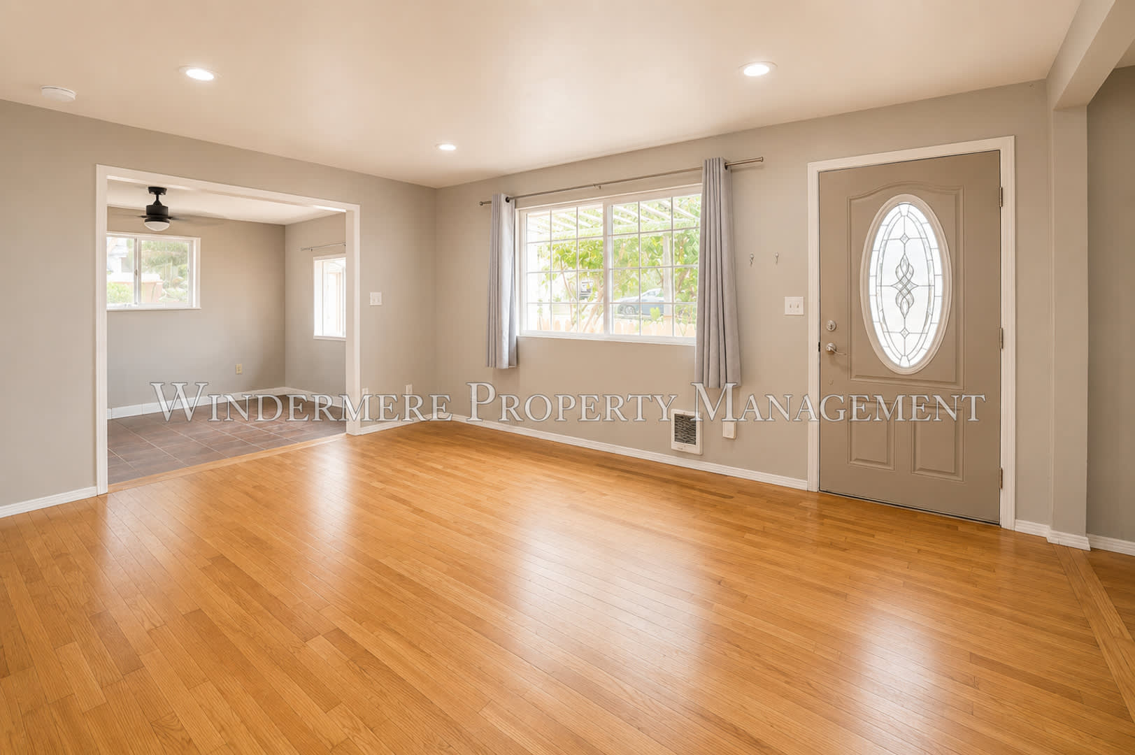 Three Bed Rambler on large fenced corner lot with patio – photo 4