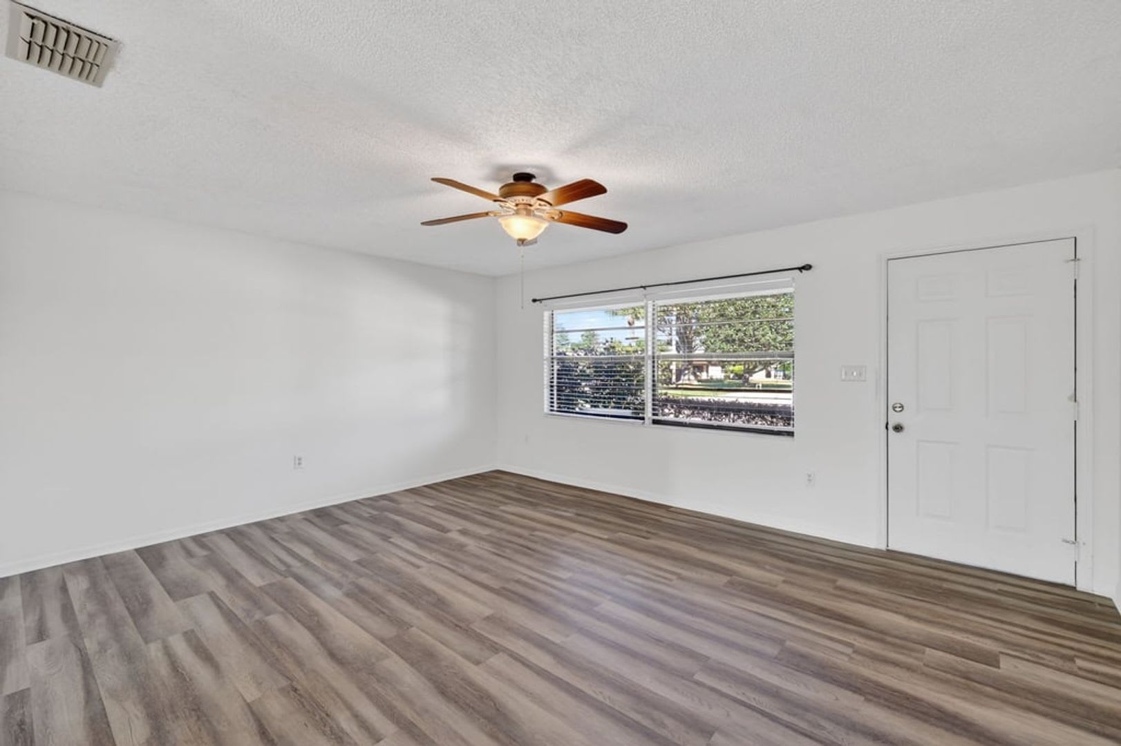 Charming 55+ 2-Bedroom Condo with Community Pool in Tavares – photo 3