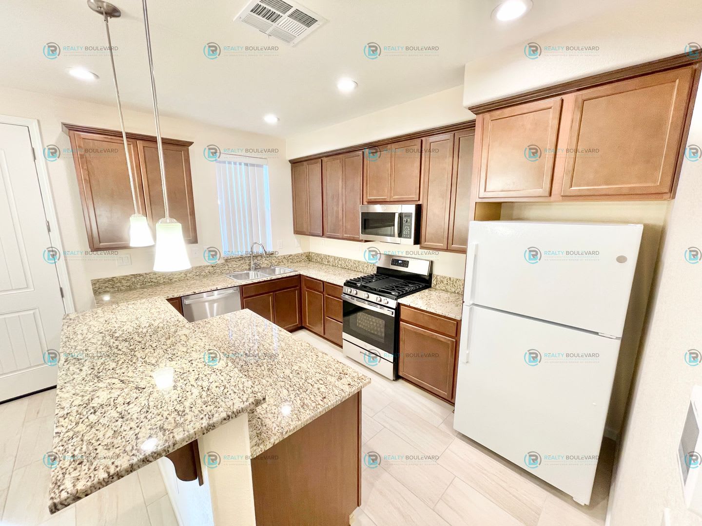Luxury and Convenience: Fully Equipped 3-Bedroom 2.5 Bathroom 2 car garage Condo in Carson City – photo 1