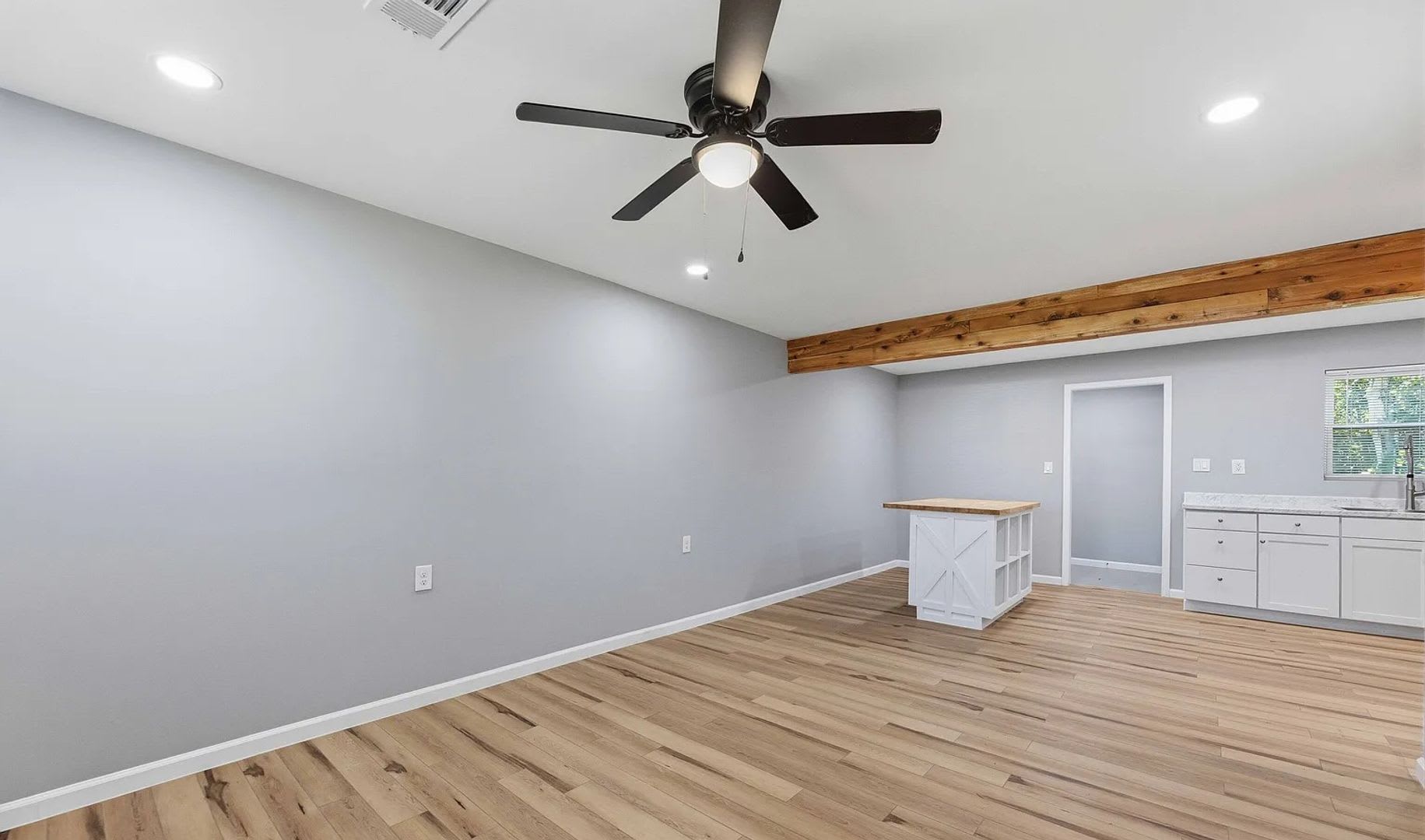 Ready for move in!! Beautifully renovated TWO Bedroom – photo 4