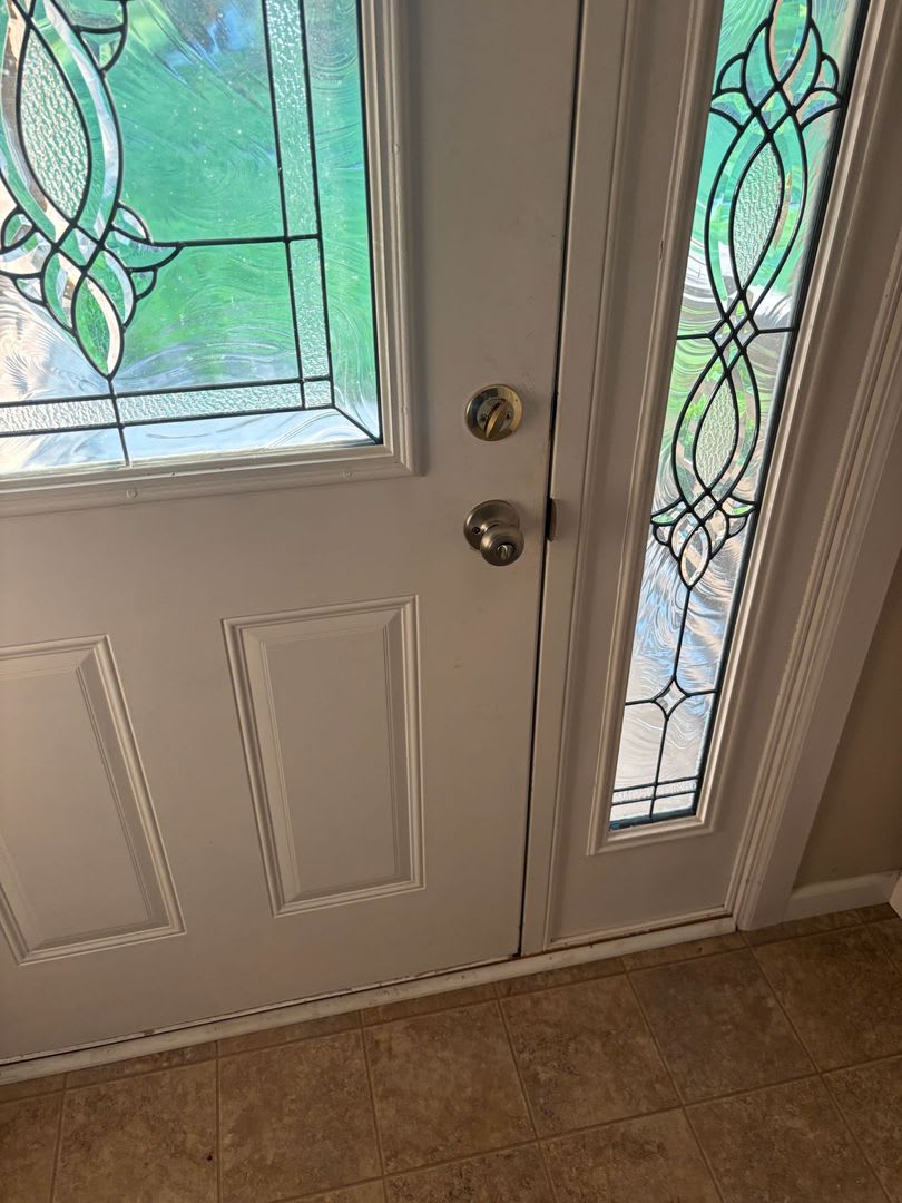 Gorgeous 2-Bedroom Apartment with Garage in a Quiet Neighborhood – photo 2
