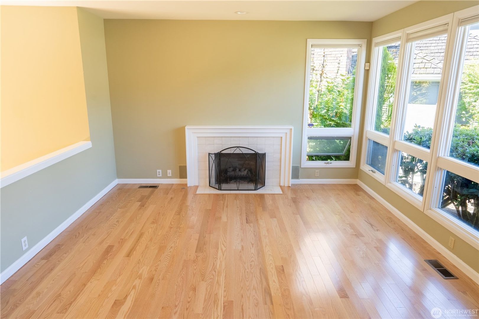 4Bd/2.5Ba Bellevue Home – photo 5