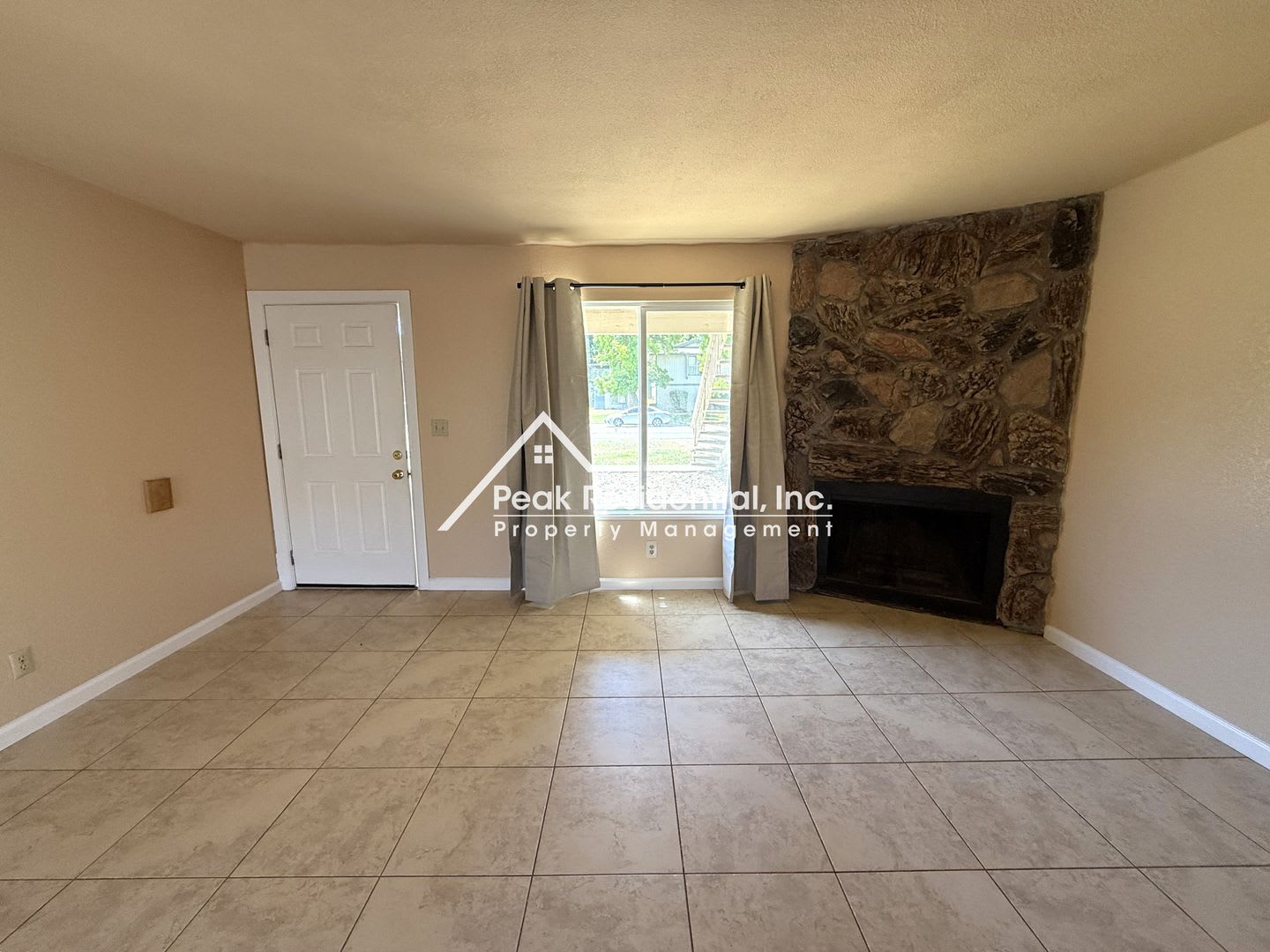 Spacious Elk Grove 3bd/2ba Triplex with Backyard – photo 3