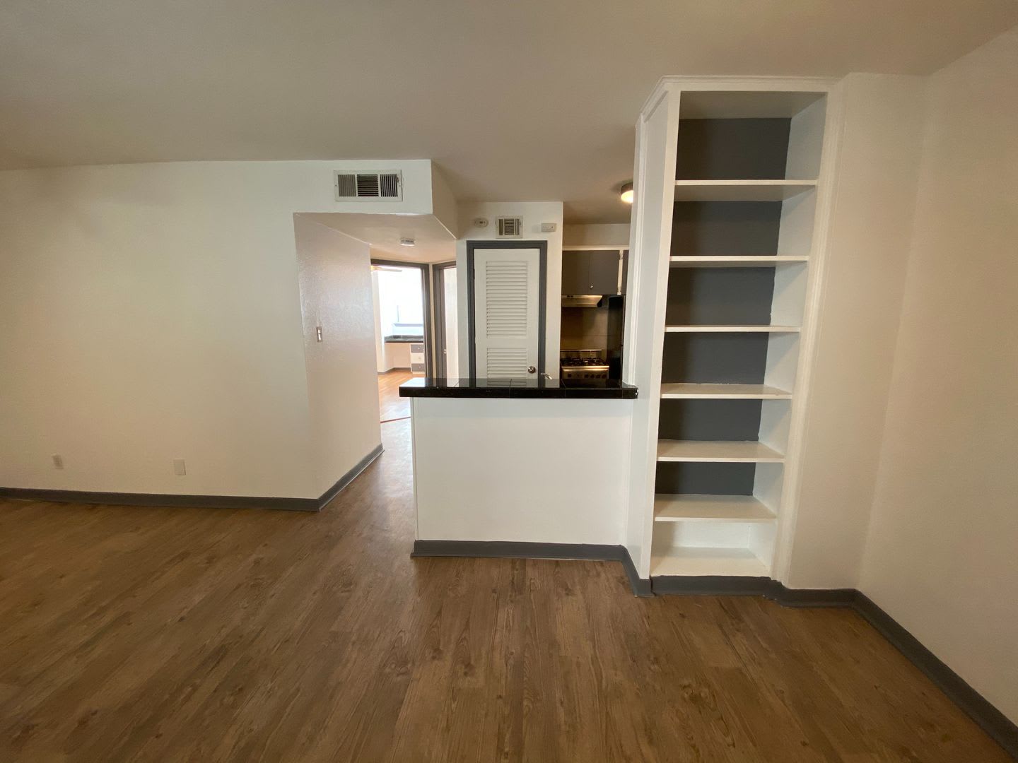 AVAILABLE: 2 BR-1 BA Hyde Park Condo / Laminate Wood Floors / Close to UT and Downtown – photo 3