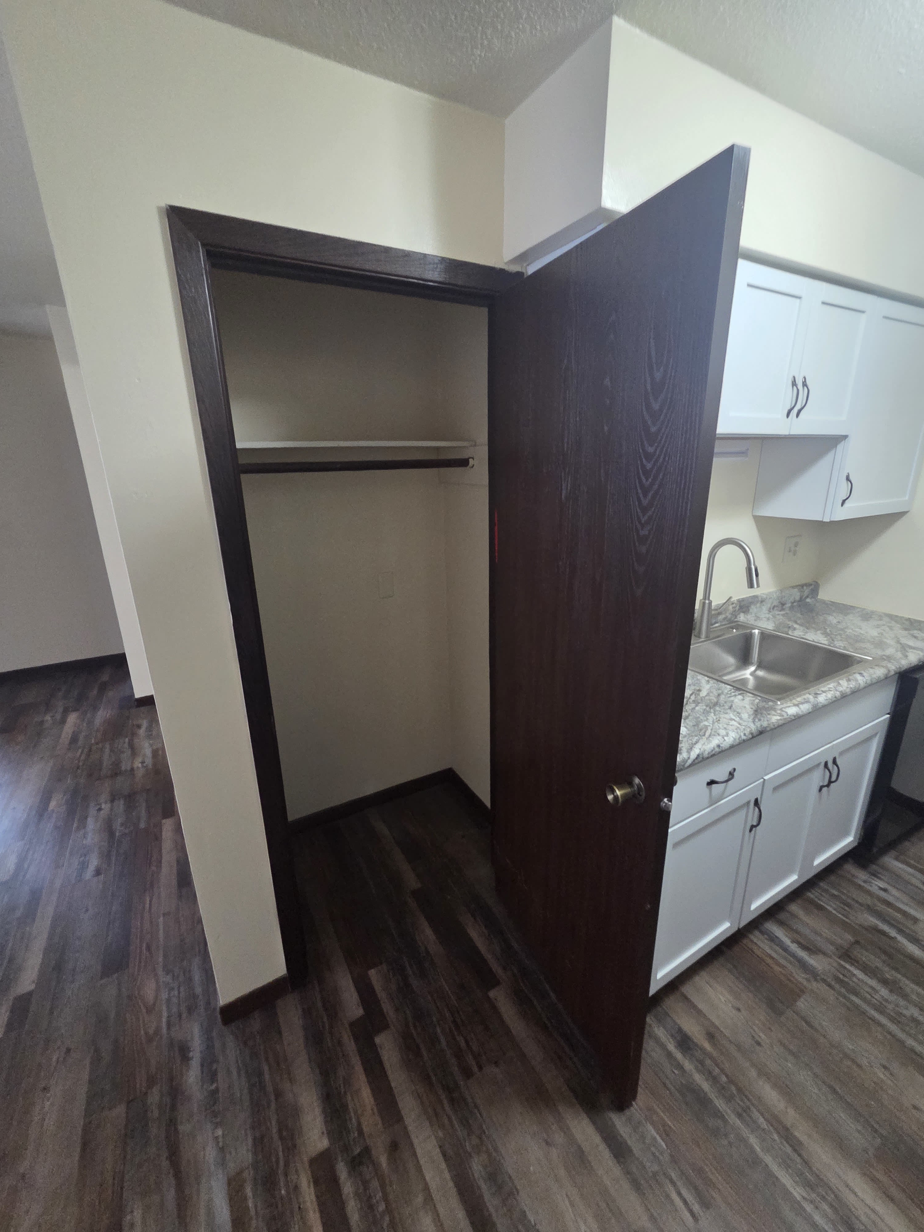 906 Hill St – photo 4